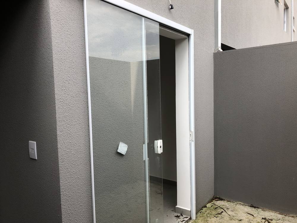 Porta de acesso à área externa privativa em Cotia