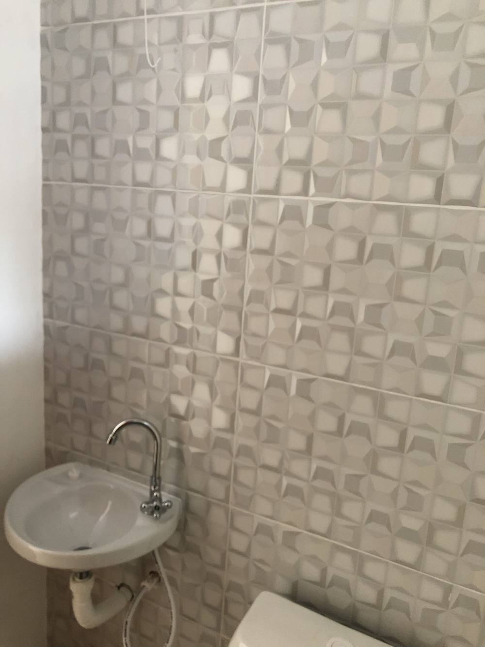 Detalhe do revestimento do banheiro em casa nova em Cotia
