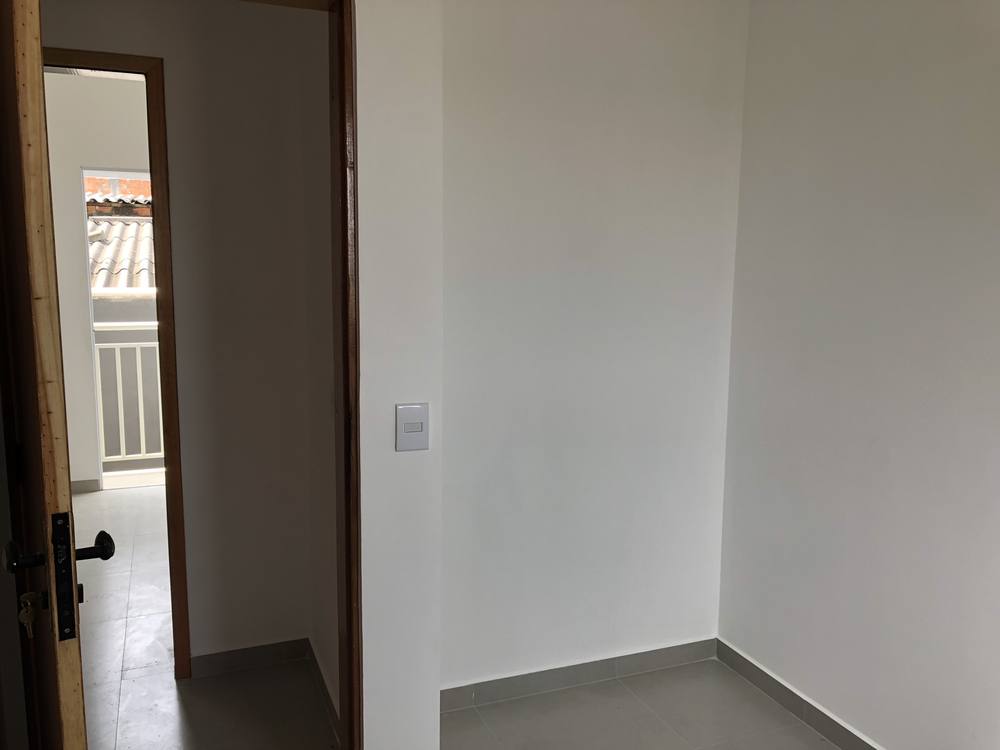 Corredor de acesso aos quartos em sobrado novo em Cotia