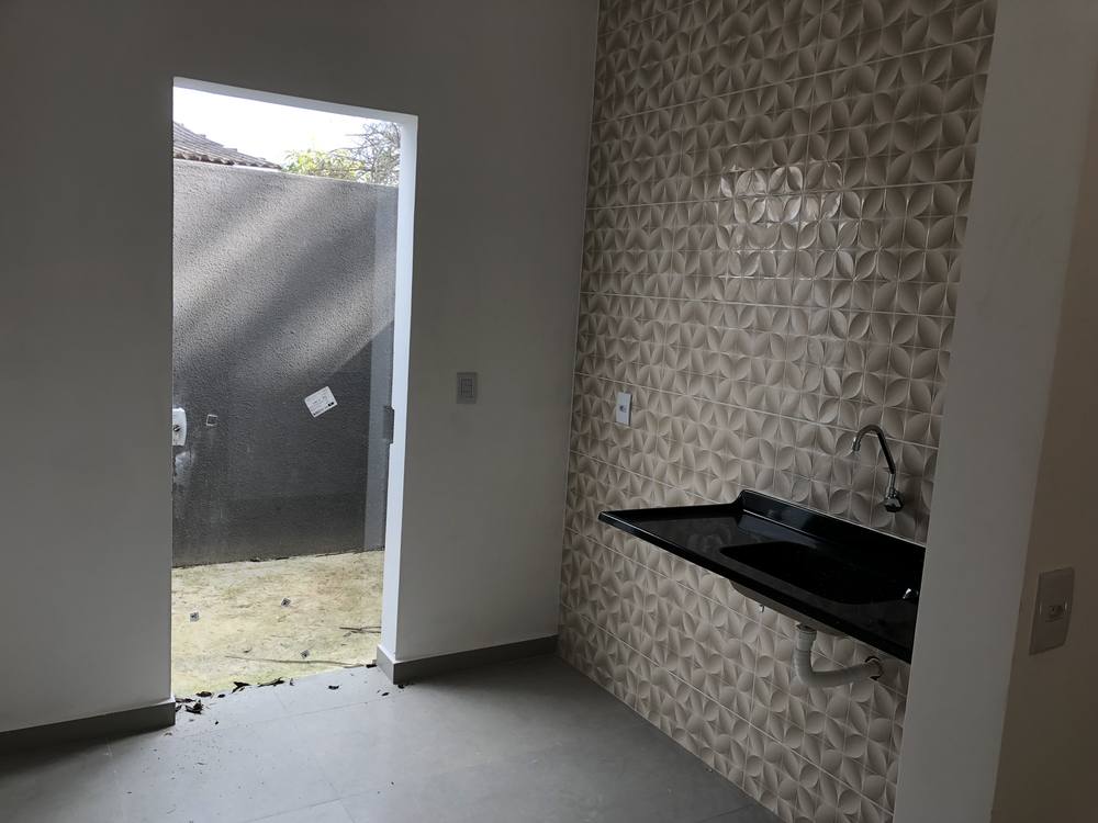 Cozinha com acesso à área de lavanderia em Cotia