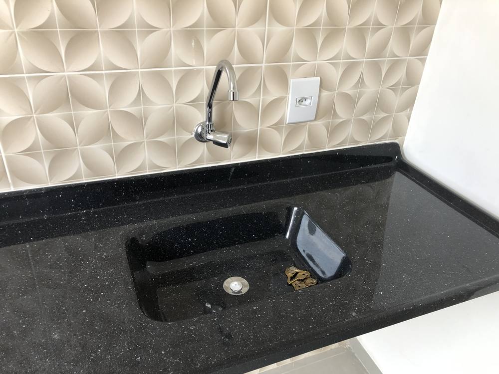 Cozinha planejada com bancada de granito em casa nova em Cotia