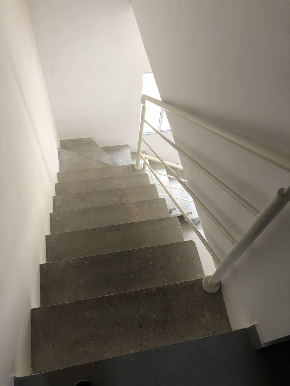 Escada interna vista de cima em sobrado novo em Cotia