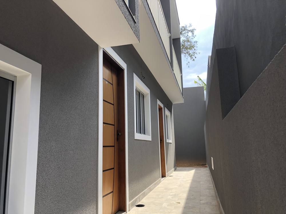 Fachada mostrando a fileira de casas do conjunto, em Cotia