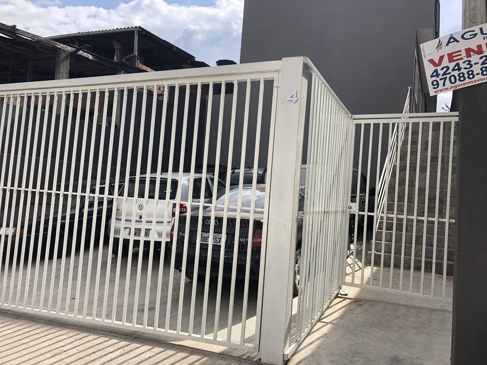 Portão de entrada do conjunto de casas em Cotia